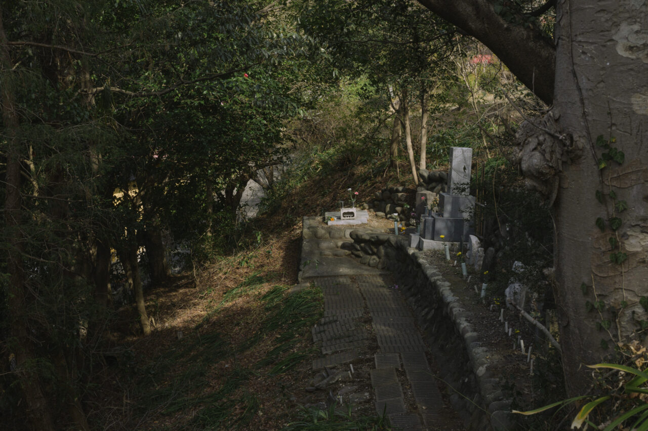 山里の墓