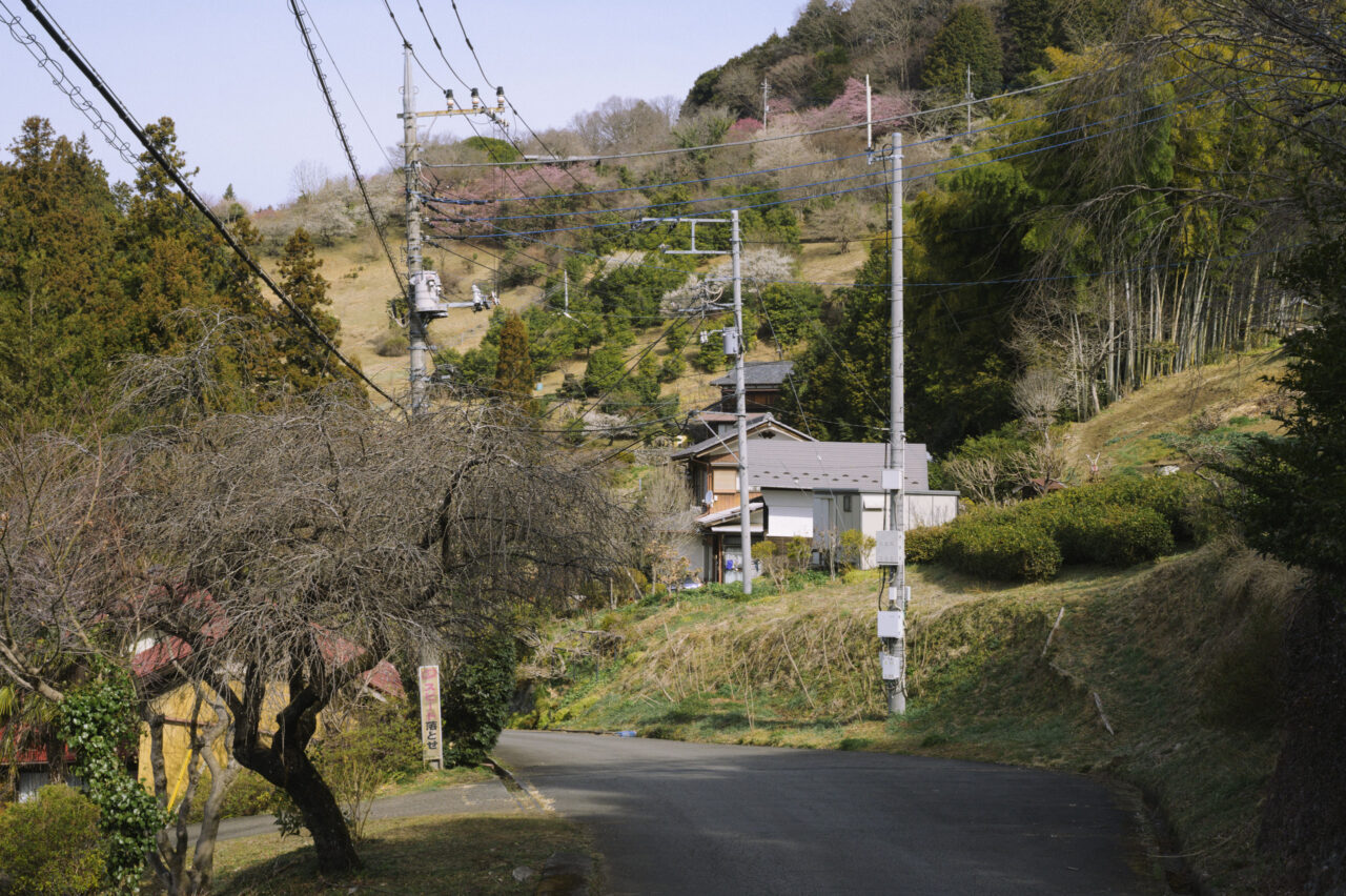 顔振峠の住居を見上げる
