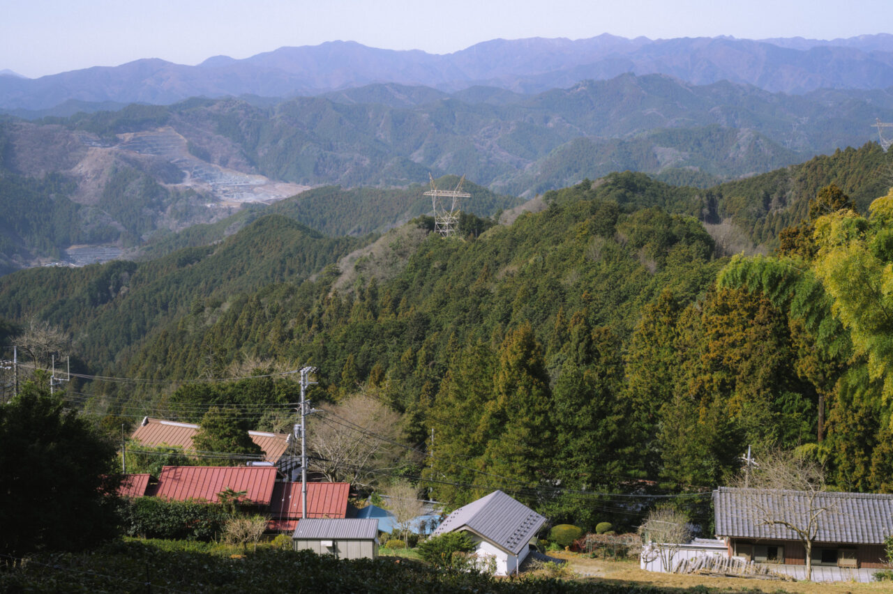顔振峠から見下ろす鉄塔