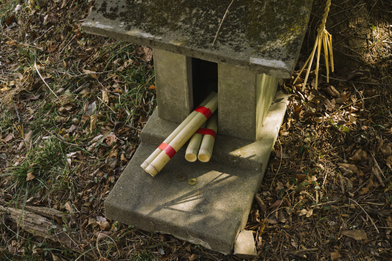 祠に入れられた二本一組の竹