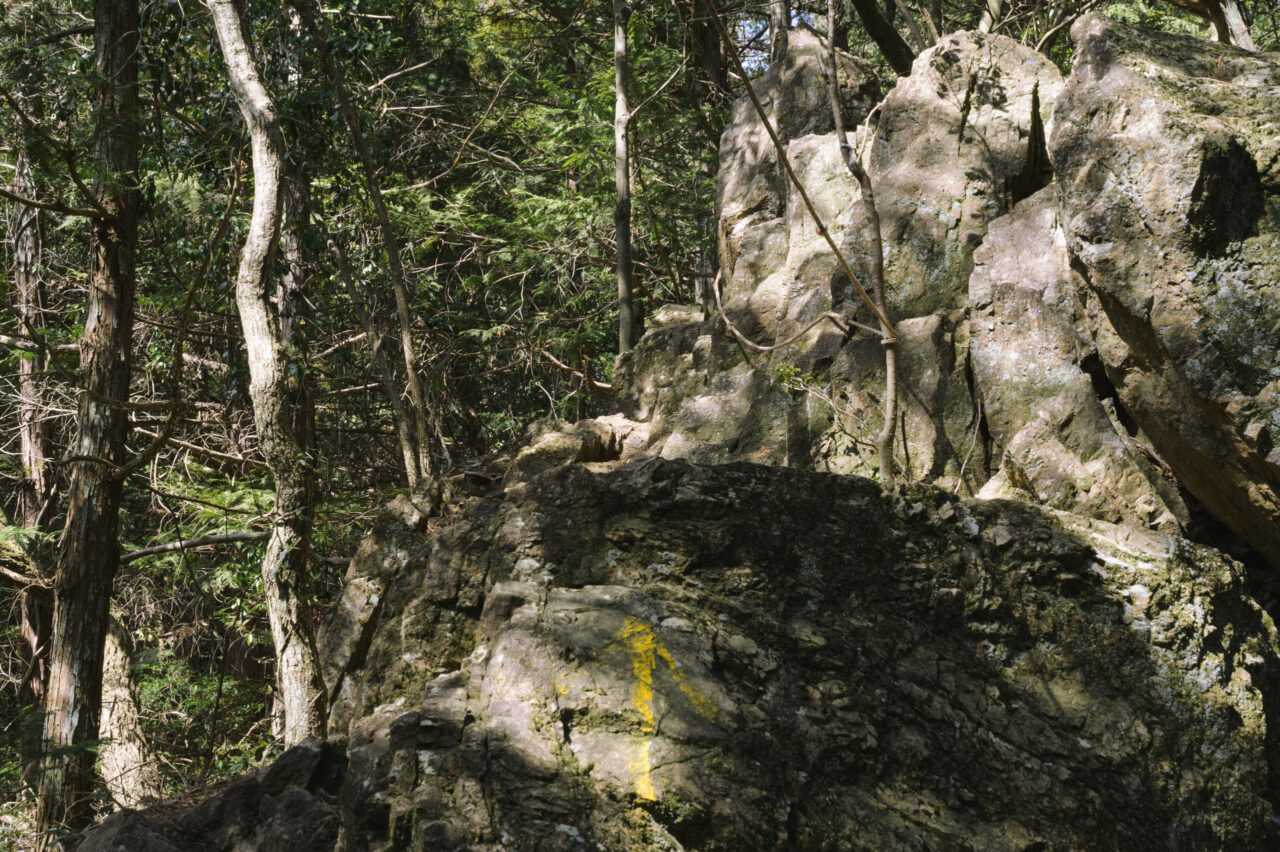 鼻曲山の岩場