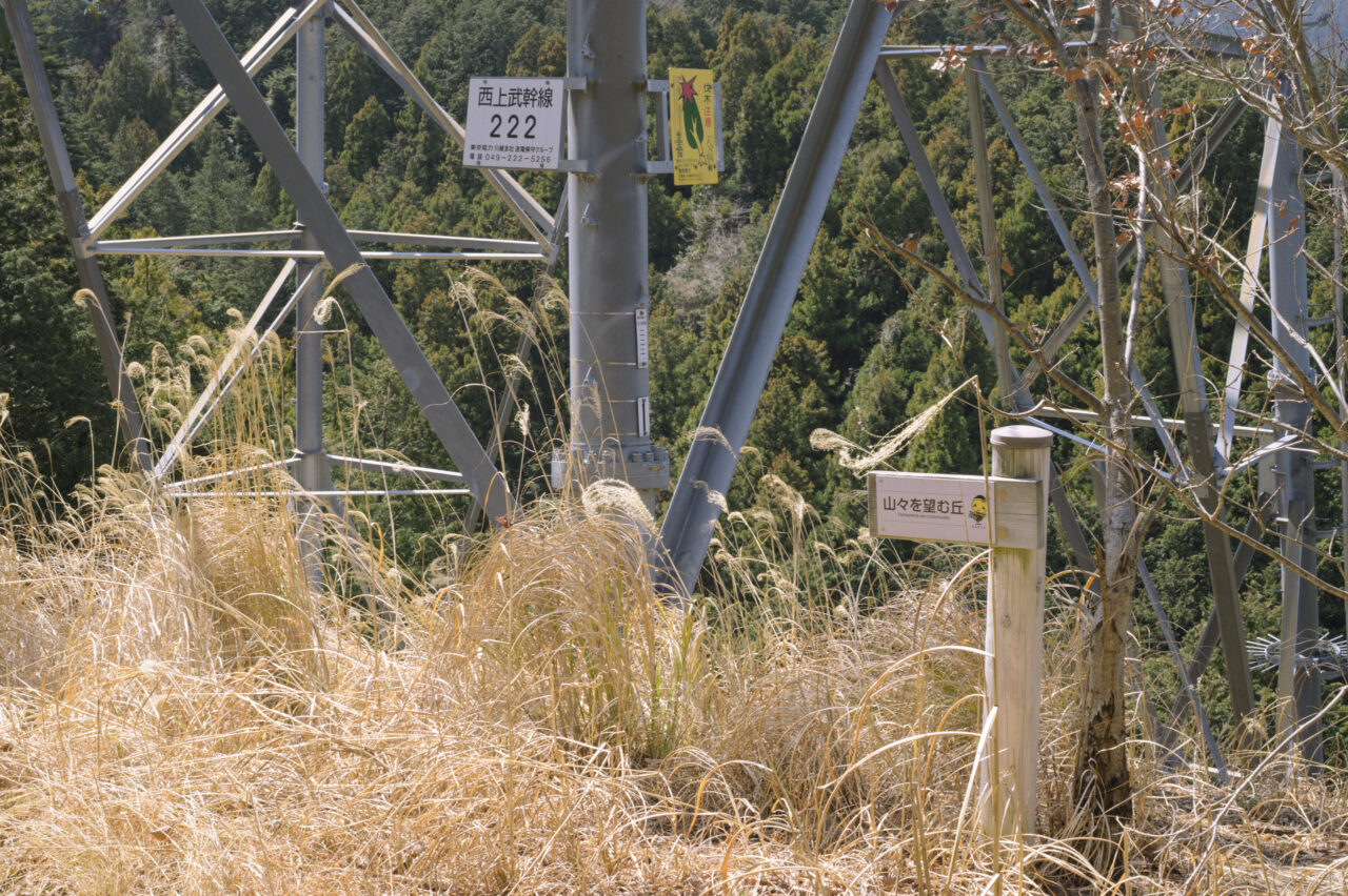 山中の鉄塔