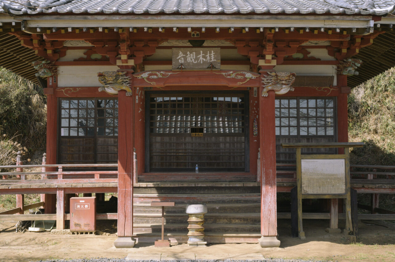 歴史を感じさせる本堂