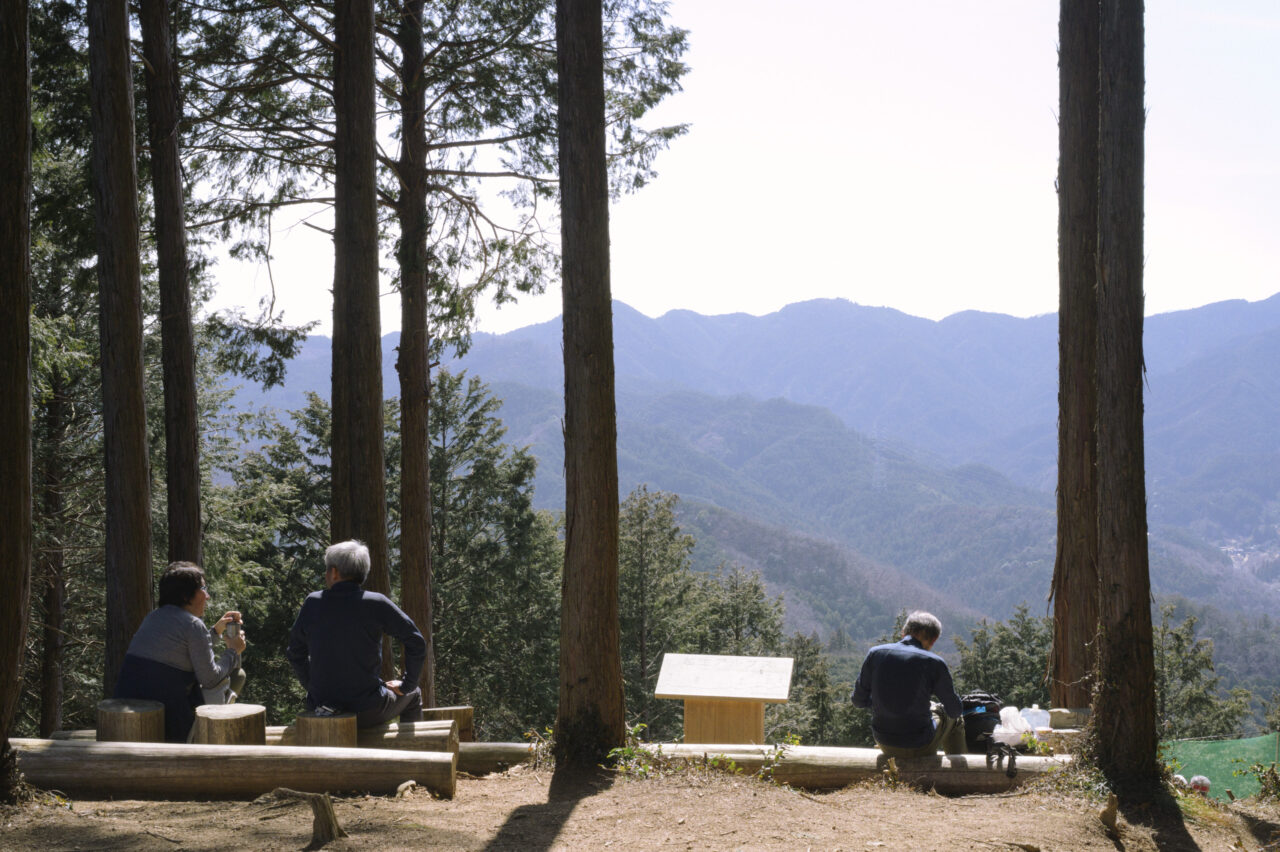 山頂で休む人々