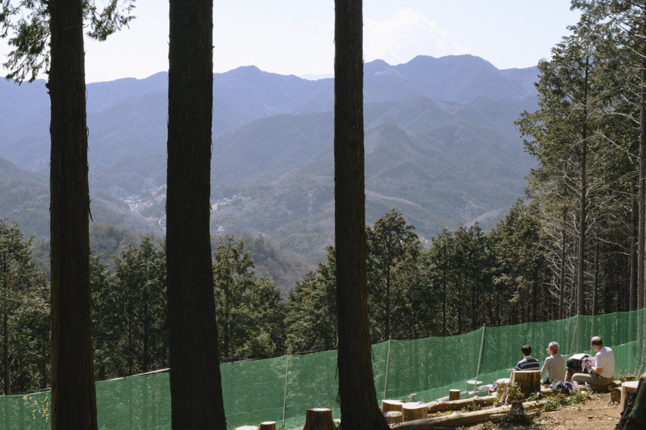 山頂で語る登山者たち