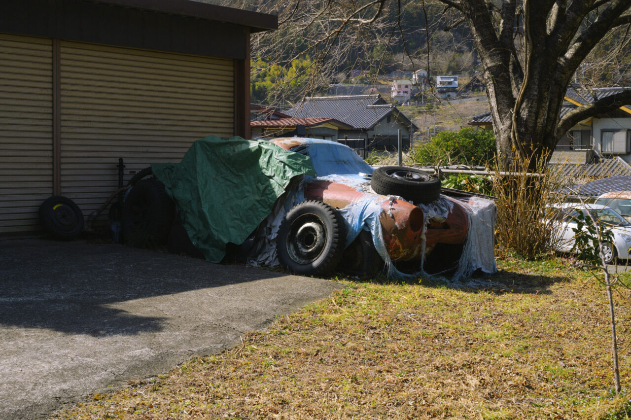 山里にある放置廃車