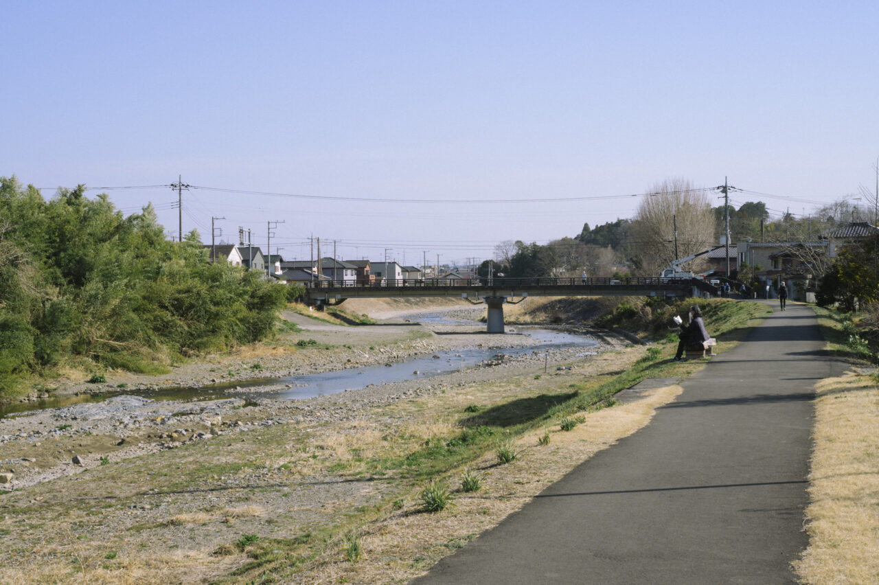 越辺川沿いに駅を目指す