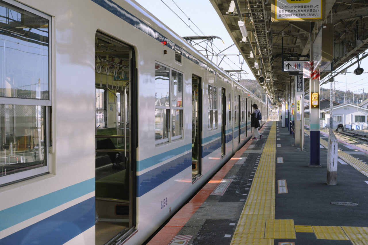 越生駅のホームやってくる東武鉄道の電車