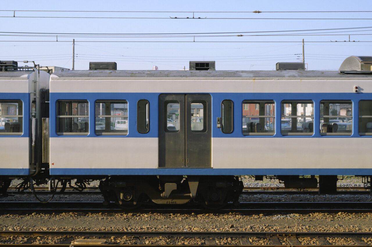 秩父鉄道のホームから見える古い車両