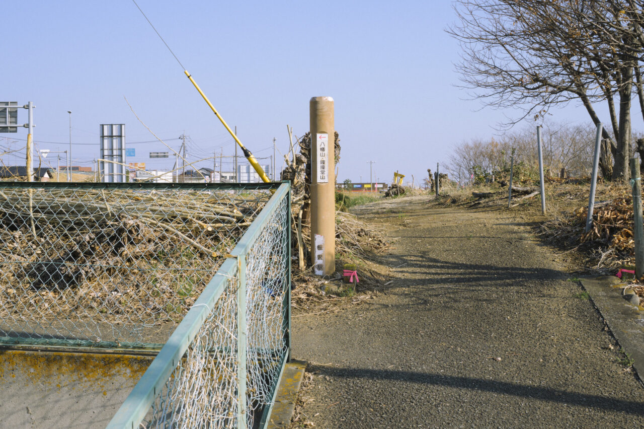 桜沢駅前の道標