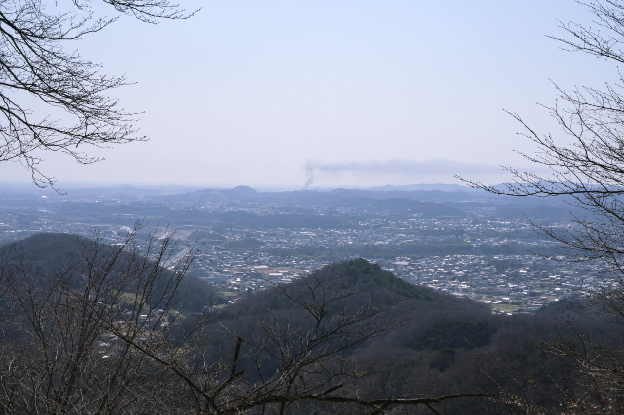 遠くの山間で煙が上がる