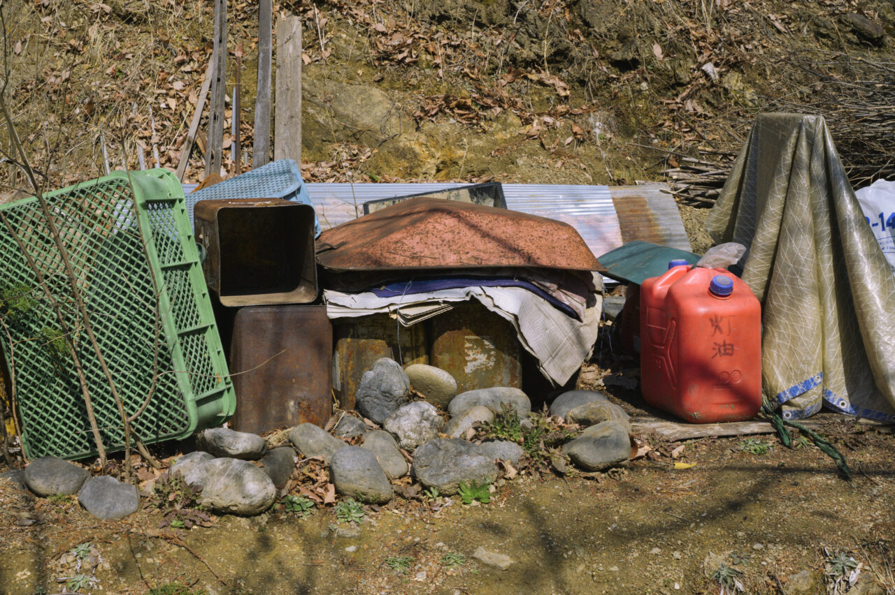 灯油を使って火をつける炭焼き小屋