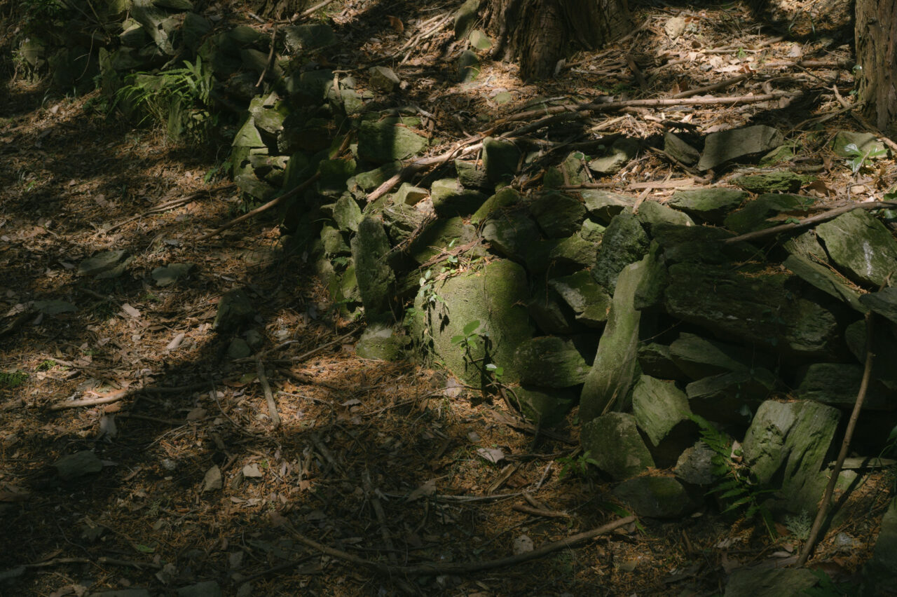 目の粗い積み石垣