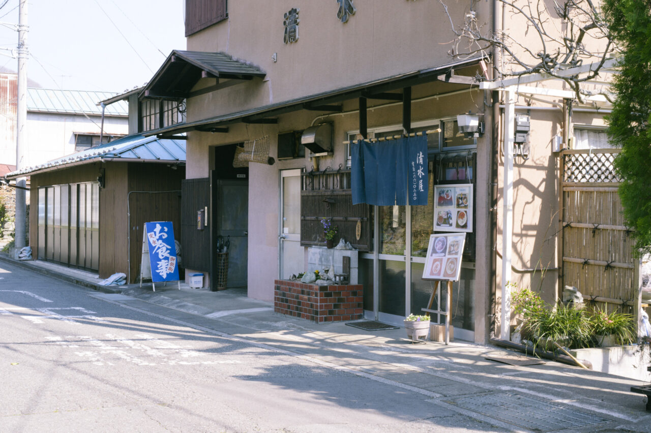 樋口駅前にある清水屋