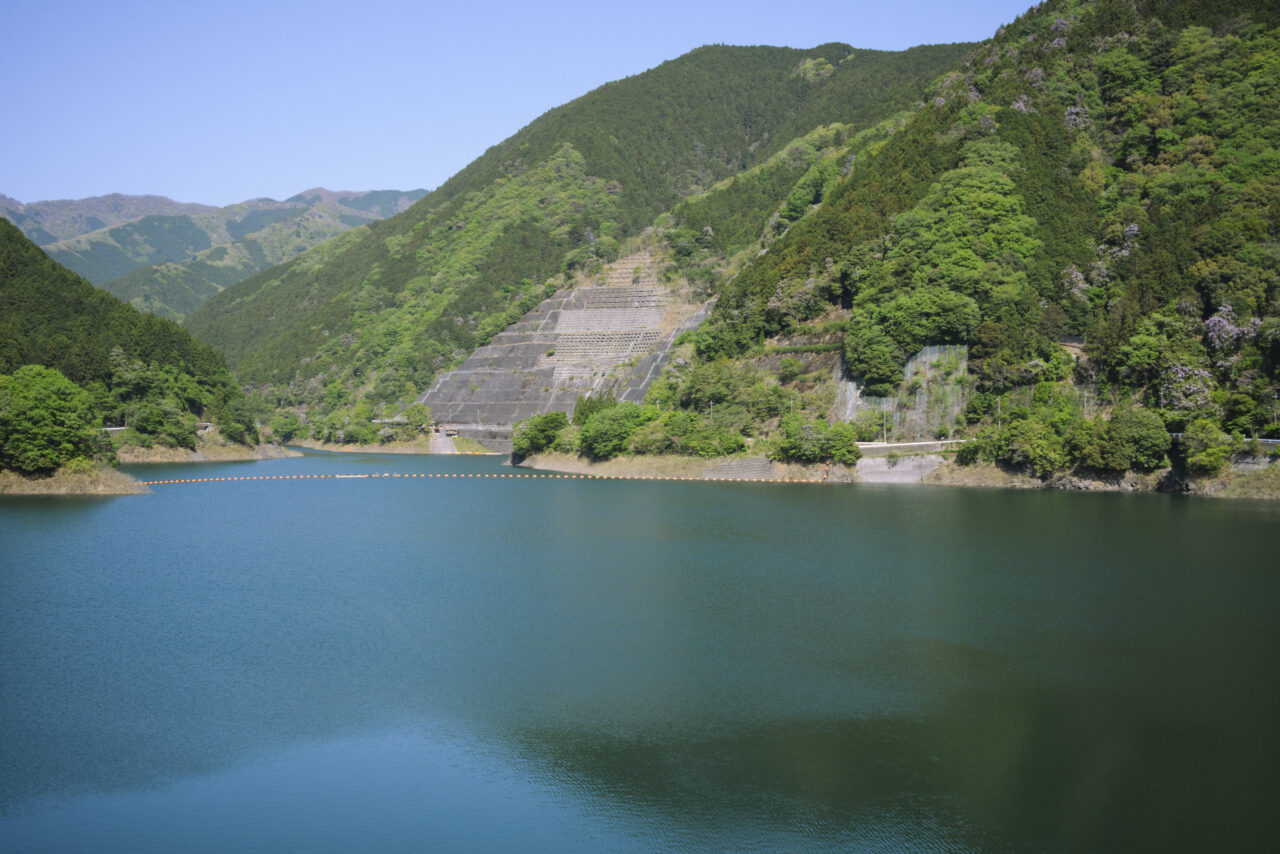 名栗湖と対岸の山に築かれた落石防止処理