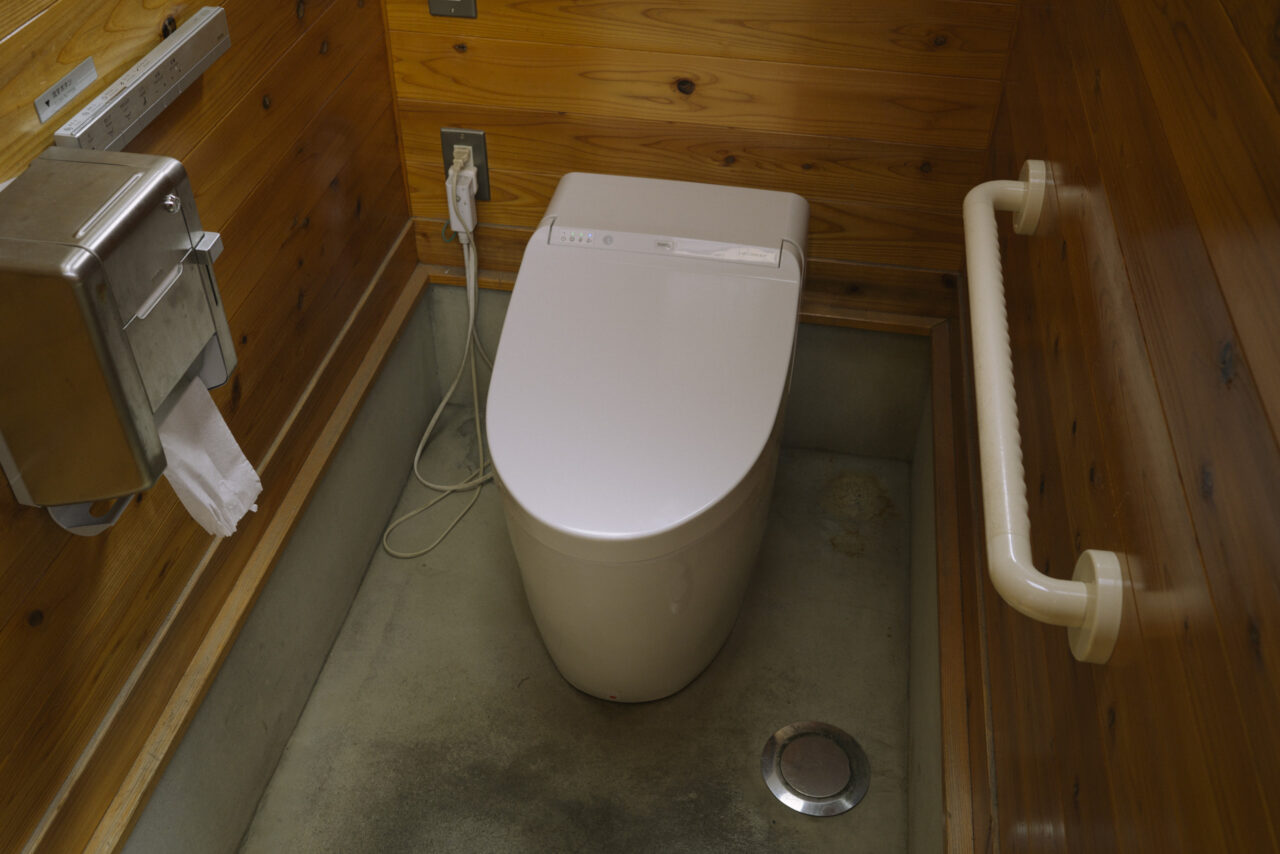 バス停前のとてもきれいなトイレ