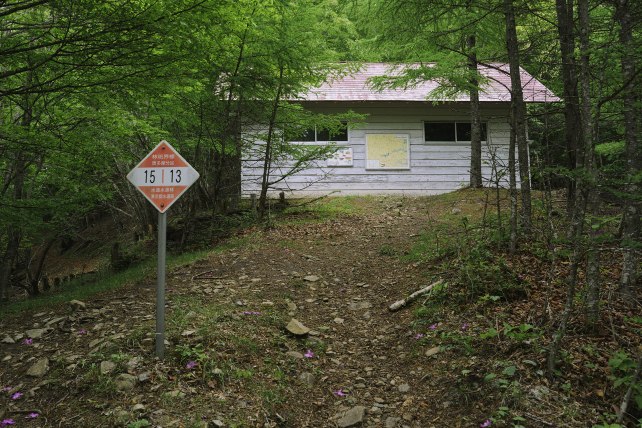 一杯水避難小屋正面