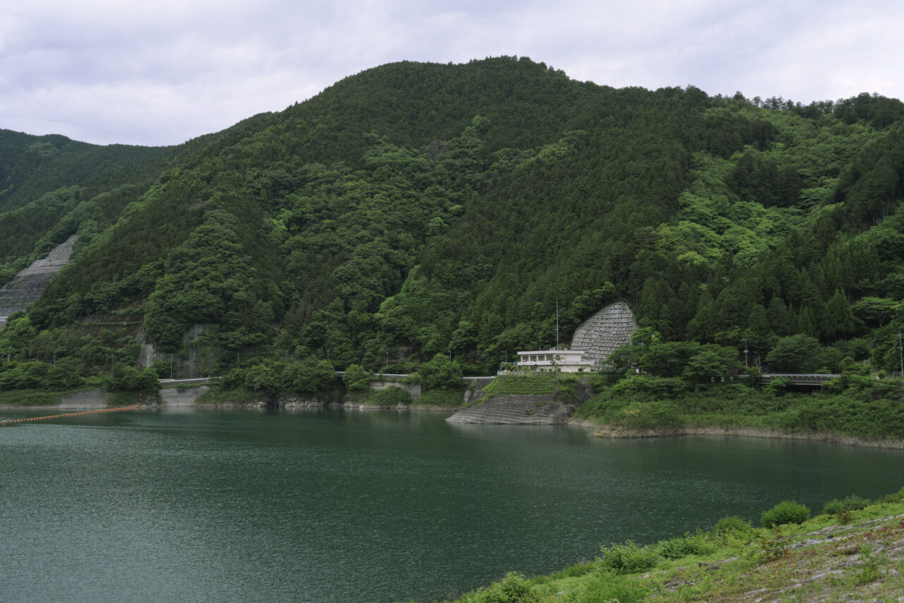 水を携えた有間ダム