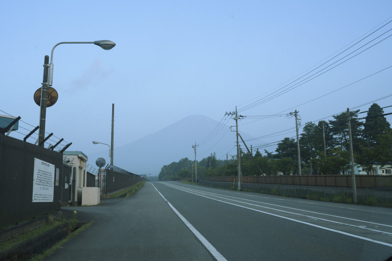 自衛隊基地から見上げる富士山