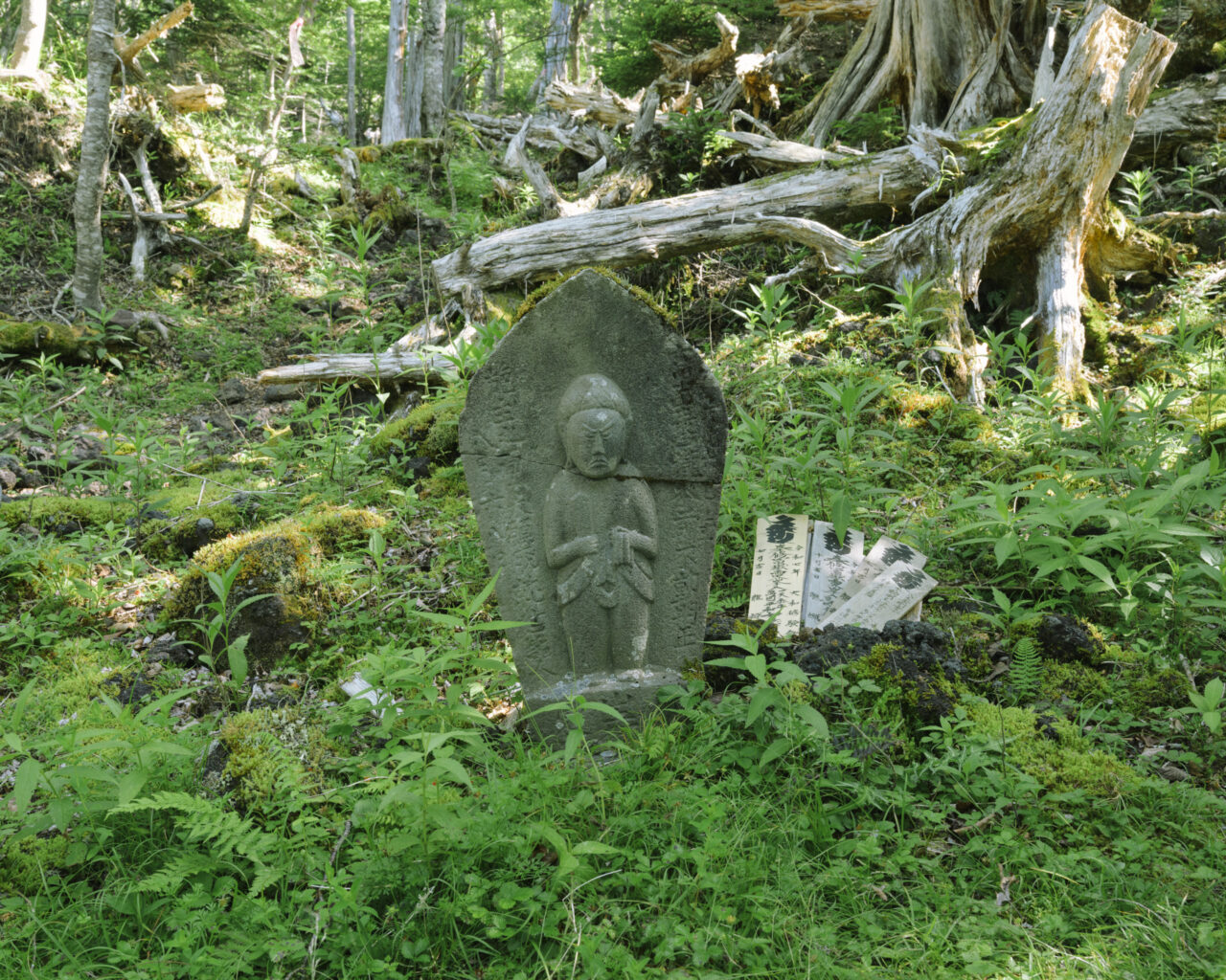 岩屋不動前広場に立つ地蔵菩薩