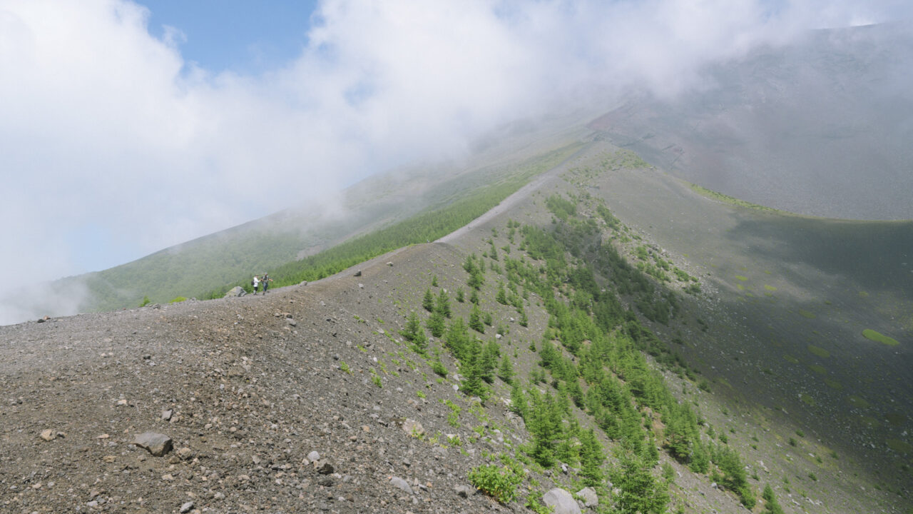 宝永山へと登ってゆく登山者