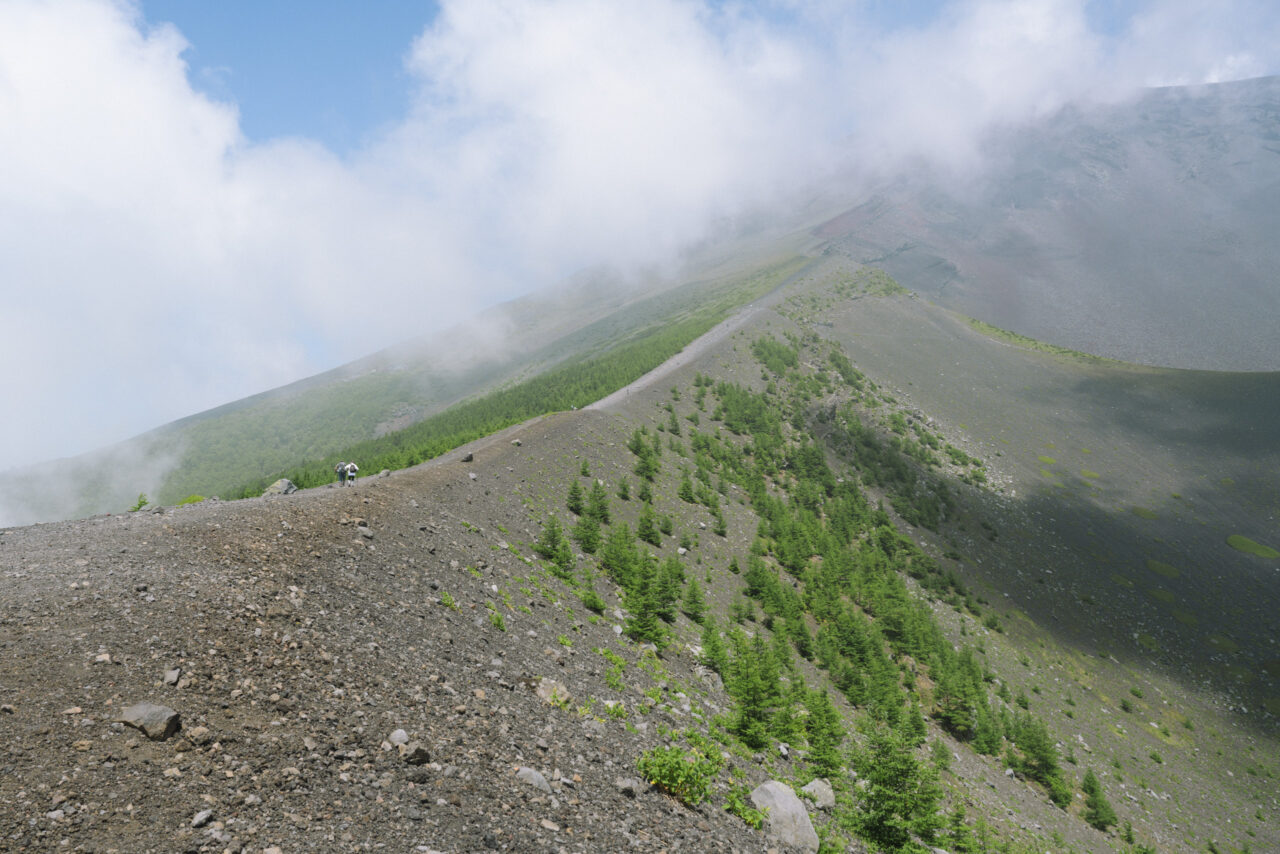 宝永山火口を歩く登山者たち