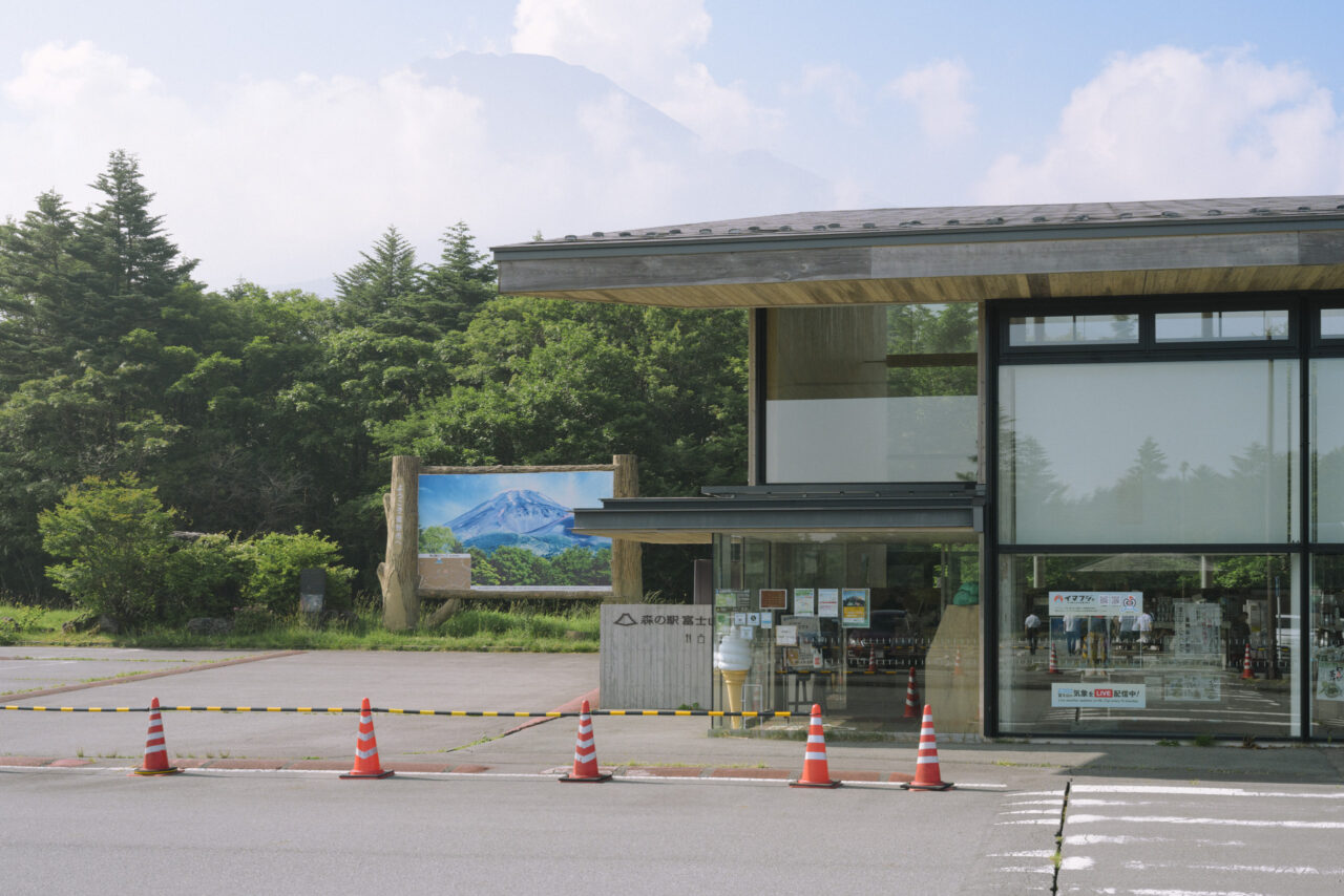 水ヶ塚の道の駅から富士山頂を見上げる