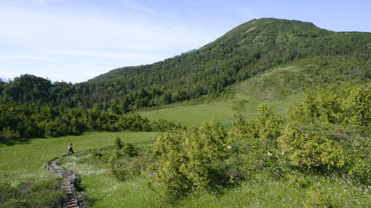 燧ヶ岳へと向かう登山者