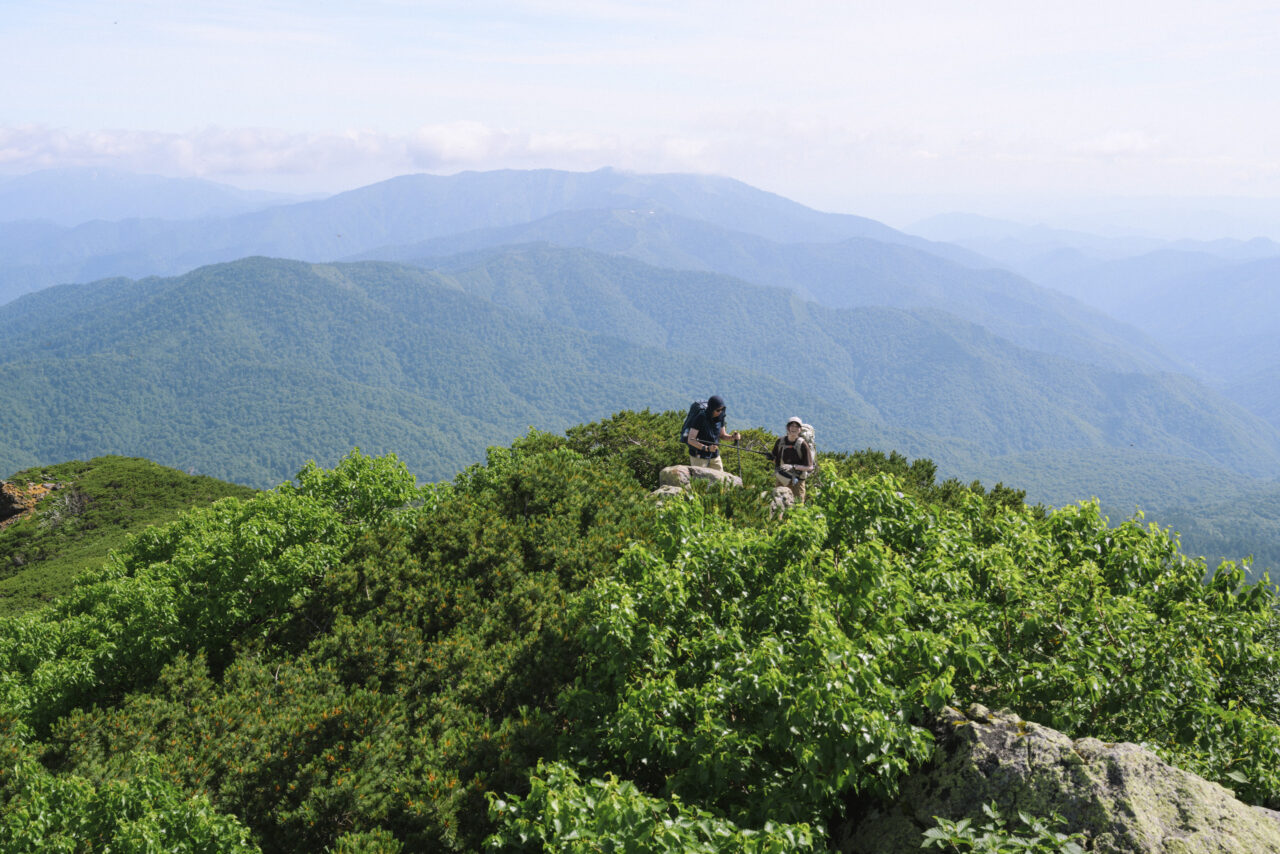爼嵓へたどり着く登山者