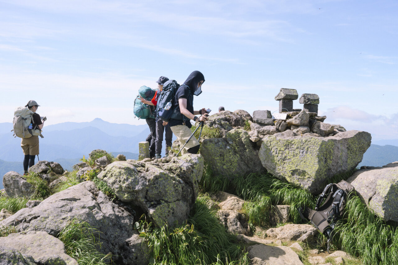 にぎわう爼嵓山頂