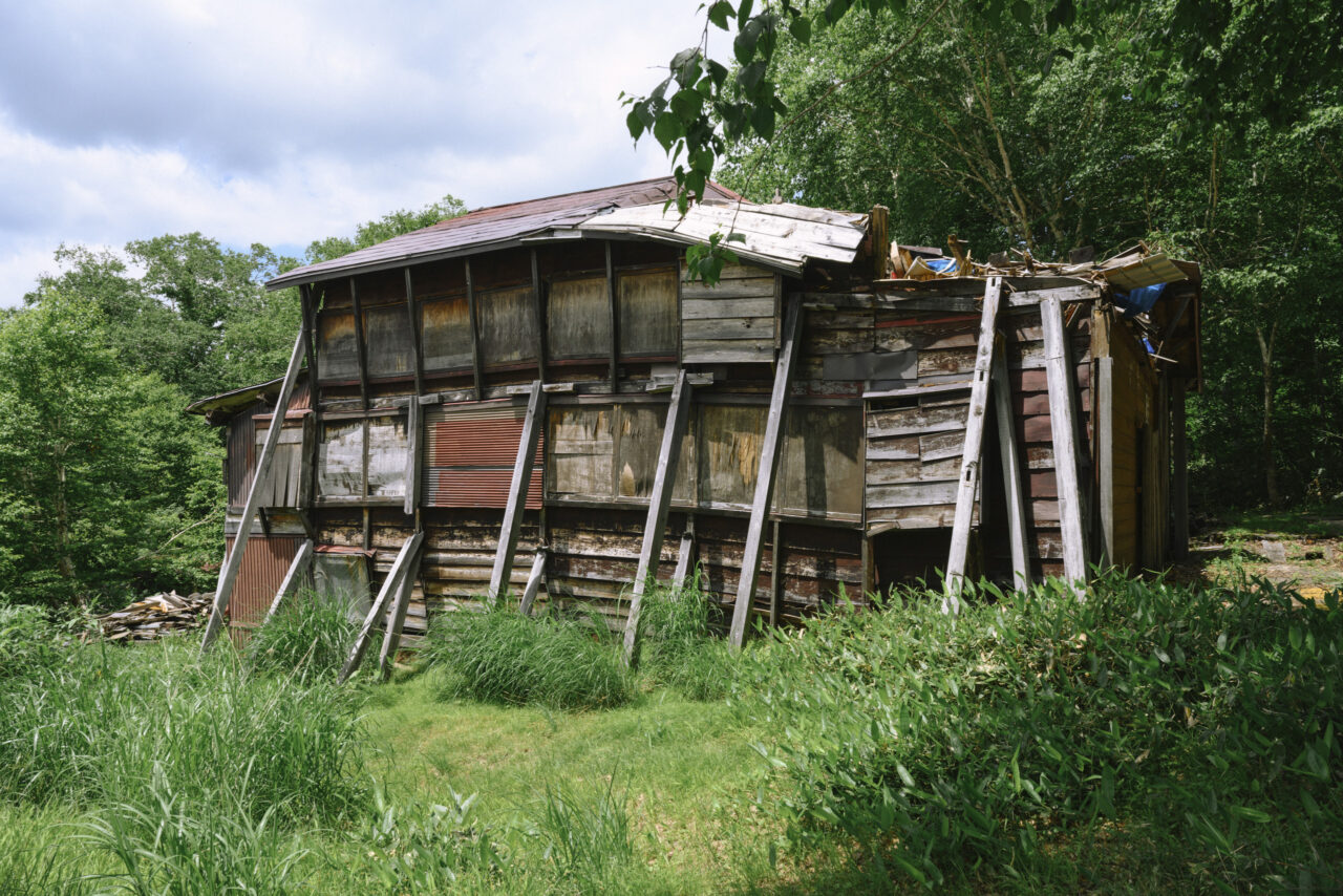 廃墟になってしまった小屋