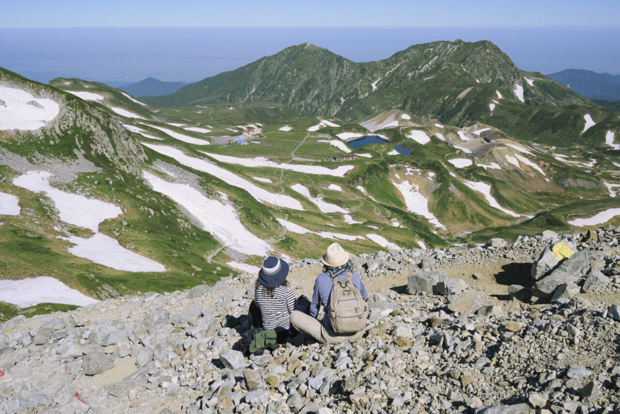 雄山側から室堂を見下ろす