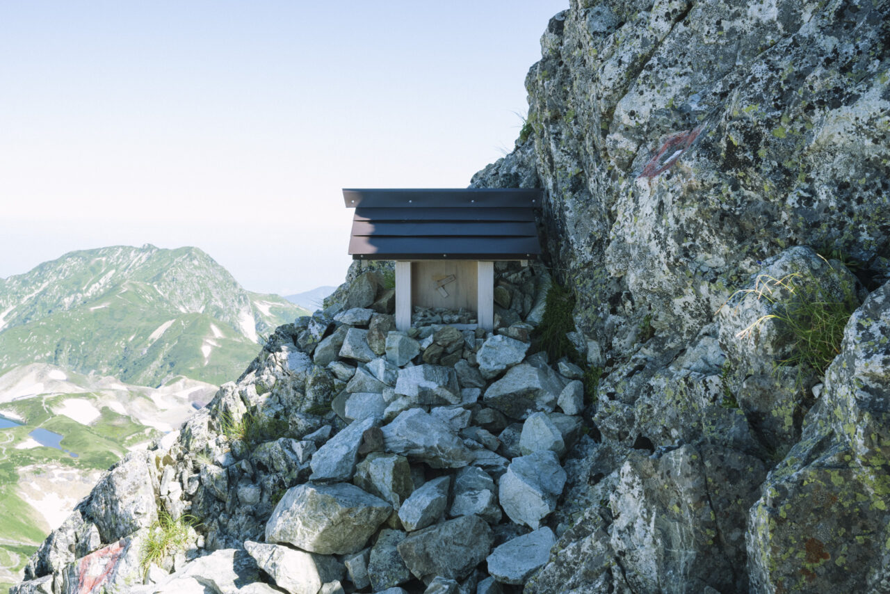 雄山山中の社