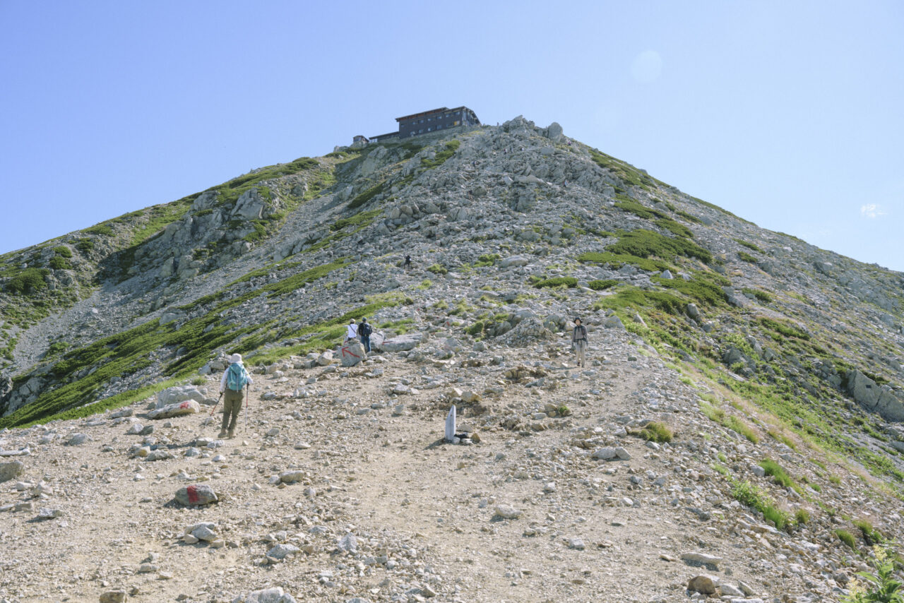立山雄山を見上げる