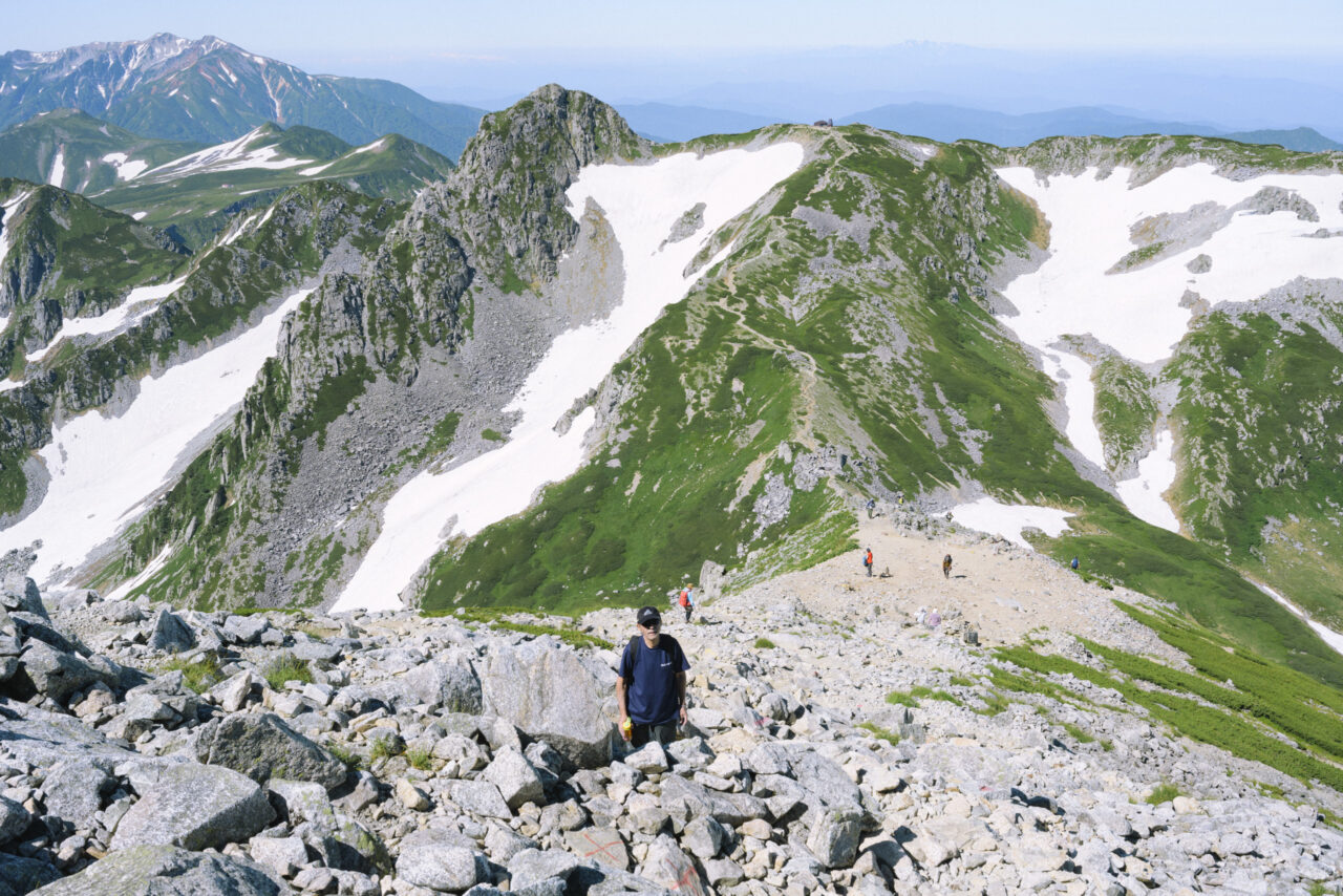 龍王岳と上を見上げる登山者