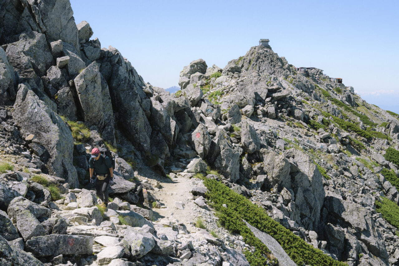 雄山から大汝山へと向かう登山者