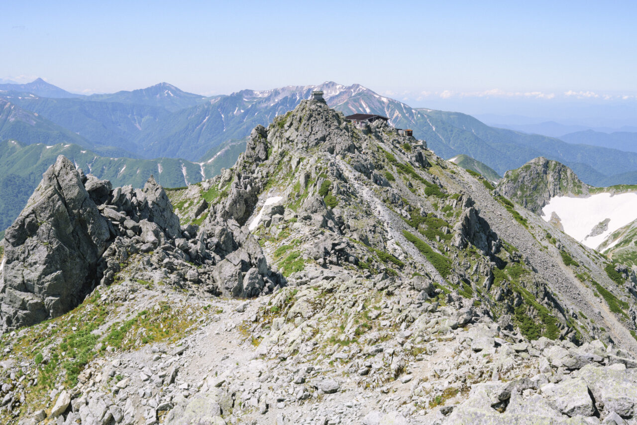 大汝山方面から雄山を見下ろす