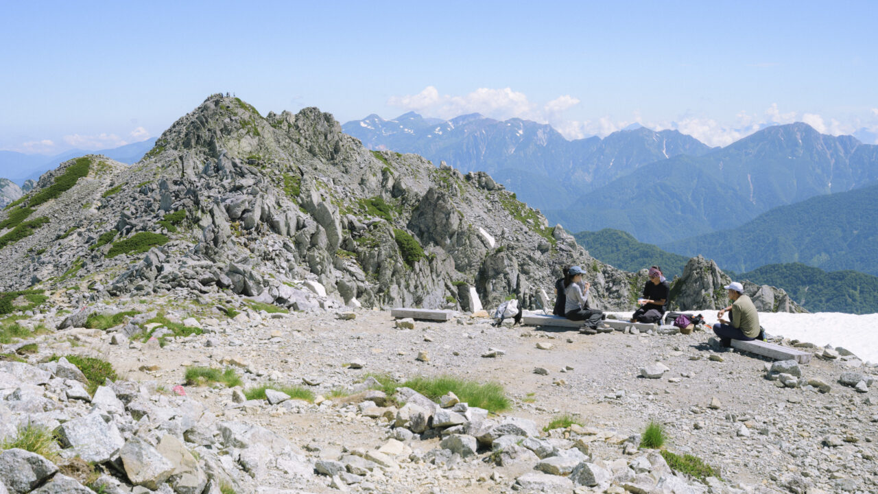 富士ノ折立と休憩する登山者