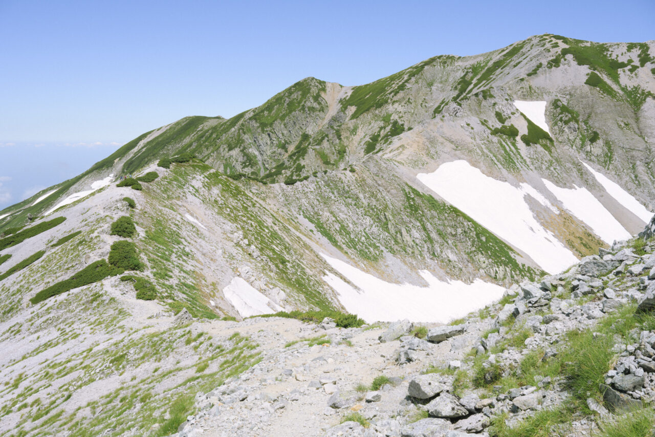 長大な別山の尾根道