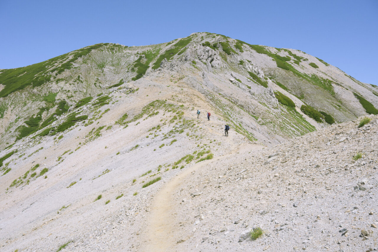 別山へ歩いてゆく登山者たち