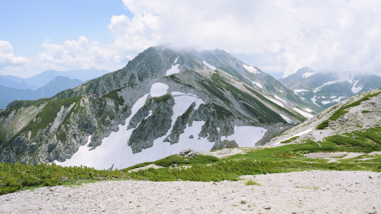 雲がかかる立山三山