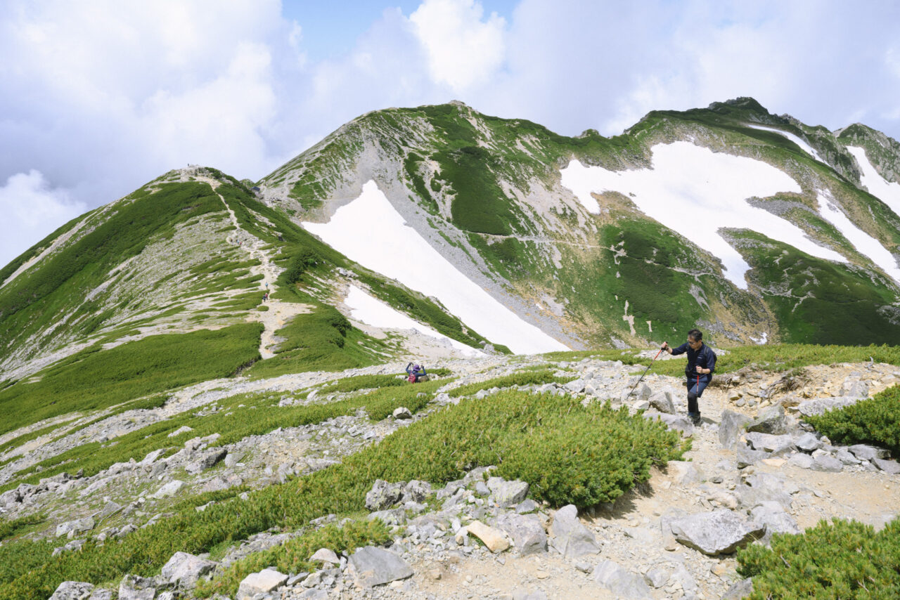 剣御前小舎から別山へ向かう人々