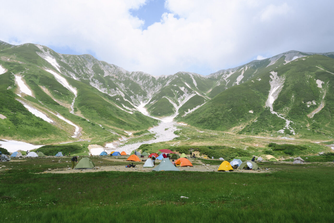 雷鳥沢のテント場と立山三山