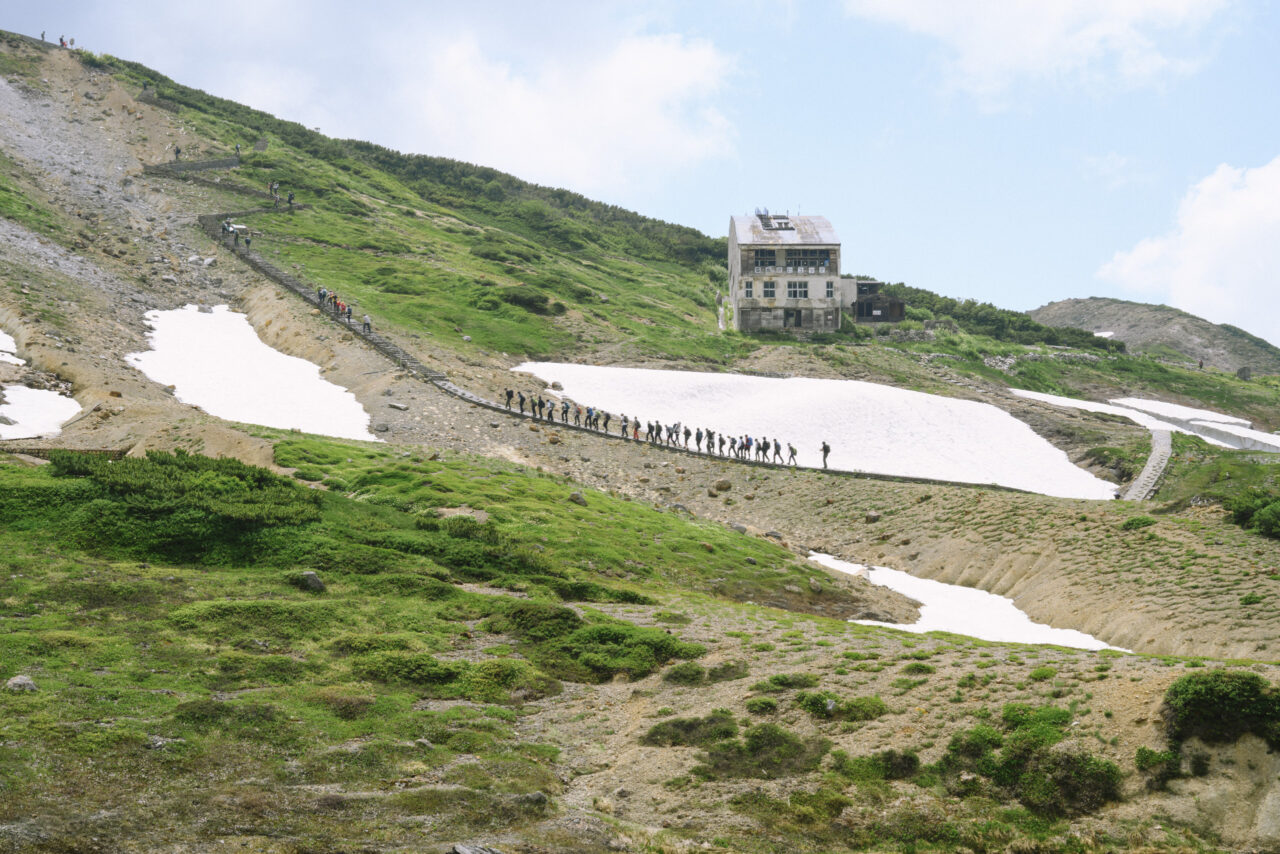 室堂へと帰ってゆく団体登山客