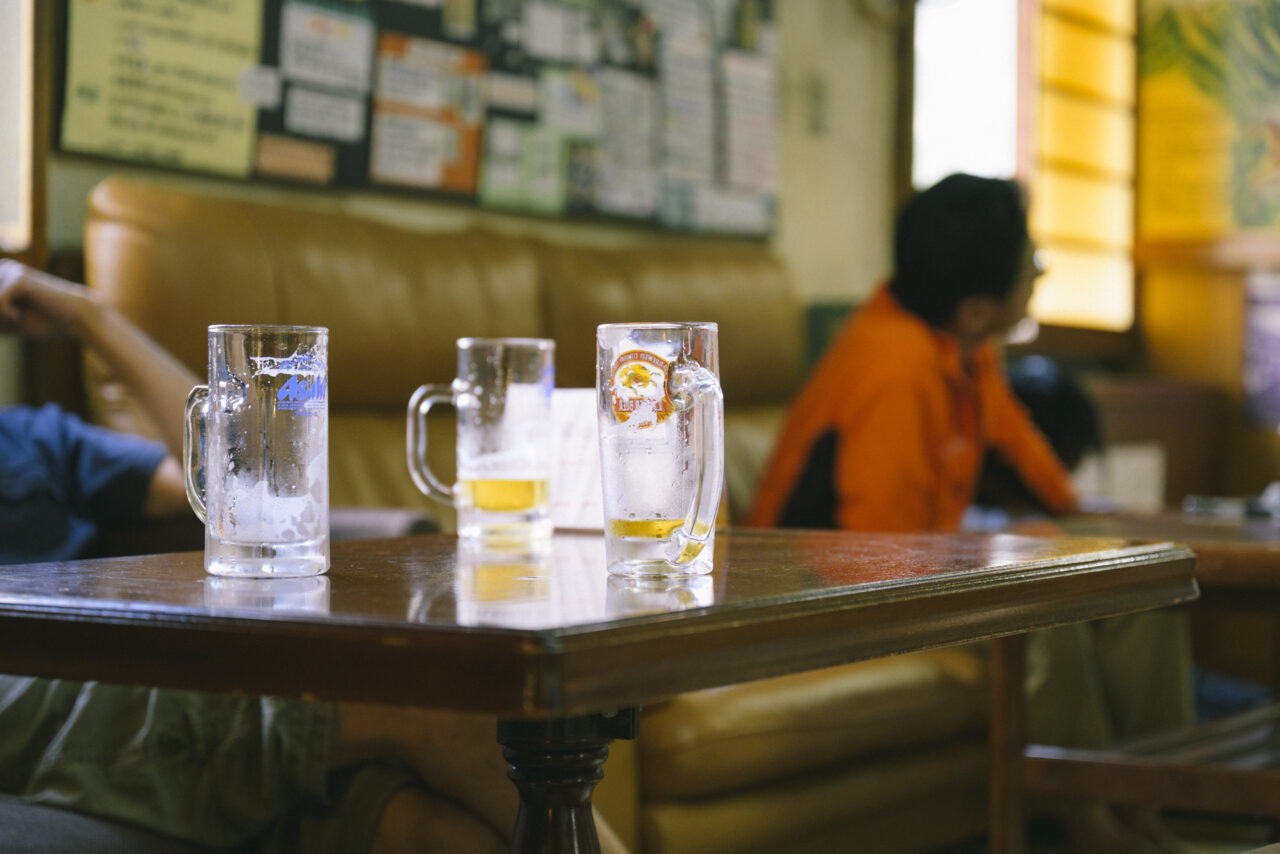 登山後のビールを味わう人々