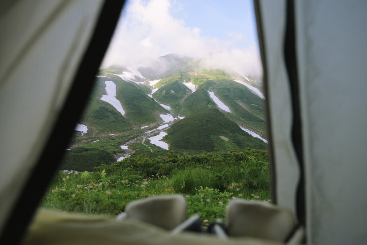 テントから見上げる立山