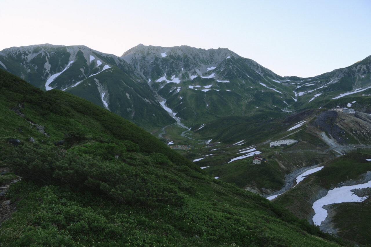 早朝の室堂と立山雄山