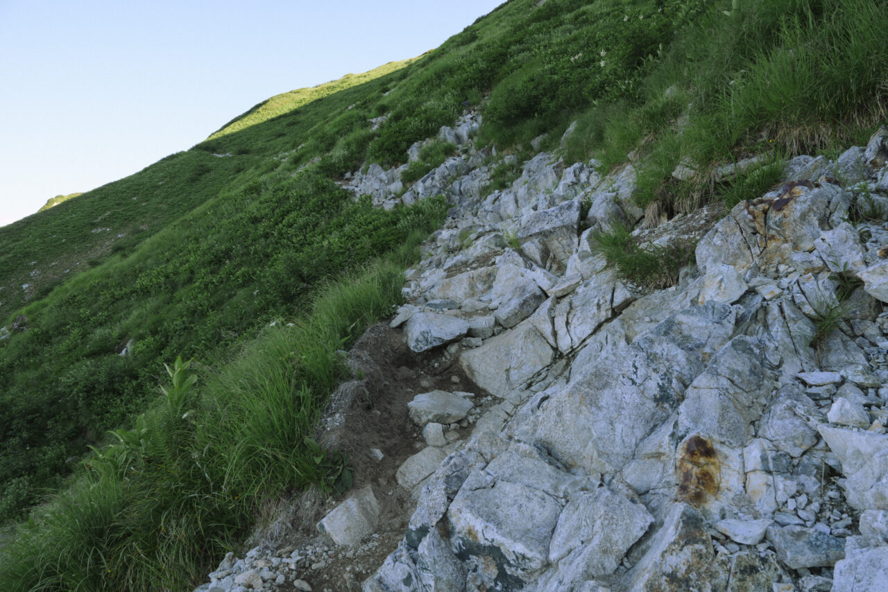 石灰質の登山道