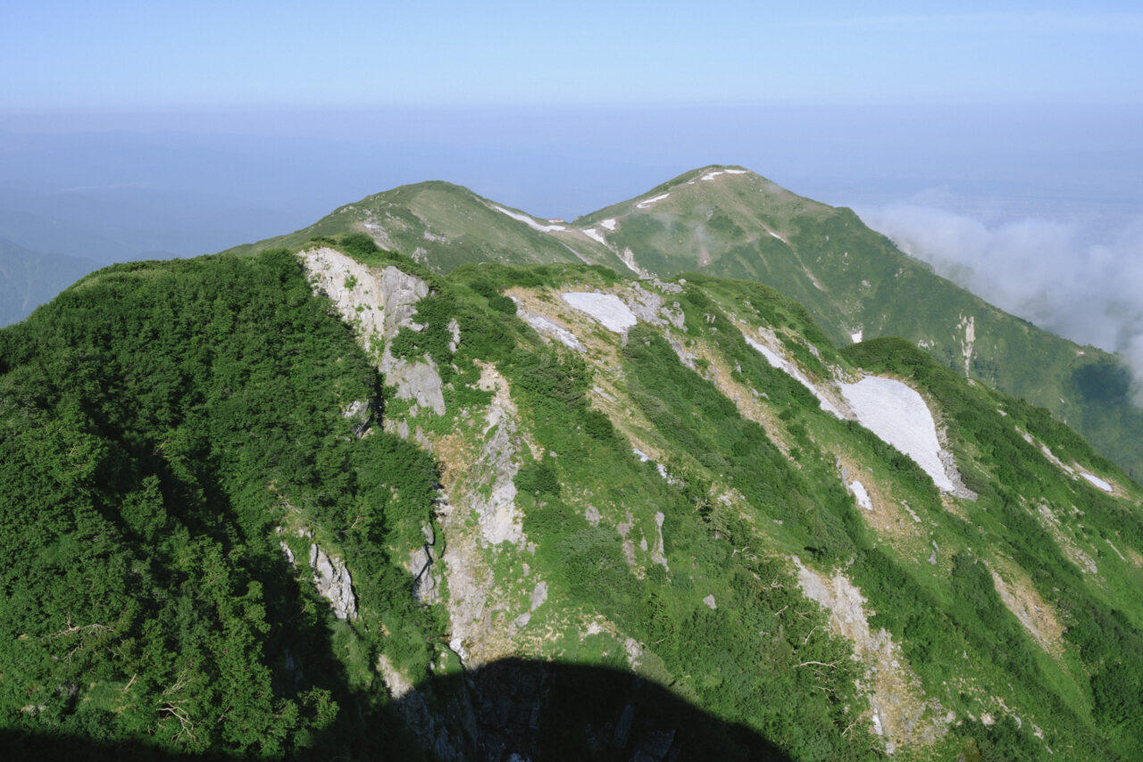 上方から見る大日小屋と大日岳