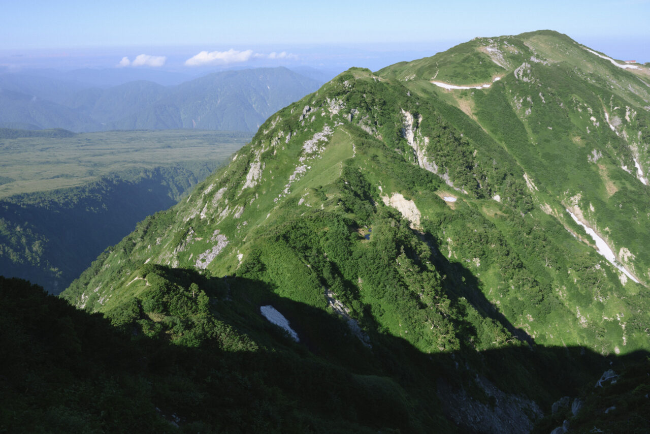 大日岳へ向かう鞍部